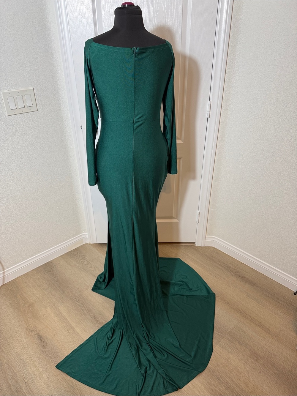 Elegant Deep Green Long-Sleeve Holiday Evening Gown - Picture 5 of 6